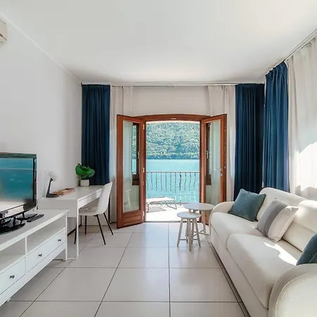 Darsena By Quokka 360 - Lakefront House With Garden And Private Dock Apartamento